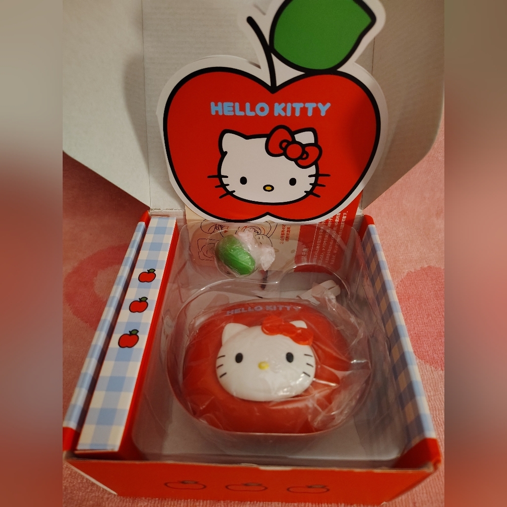 EXCLUSIVE - Hello Kitty x MarTube Officially Licensed Apple Hand Warmer - Picture 6 of 9